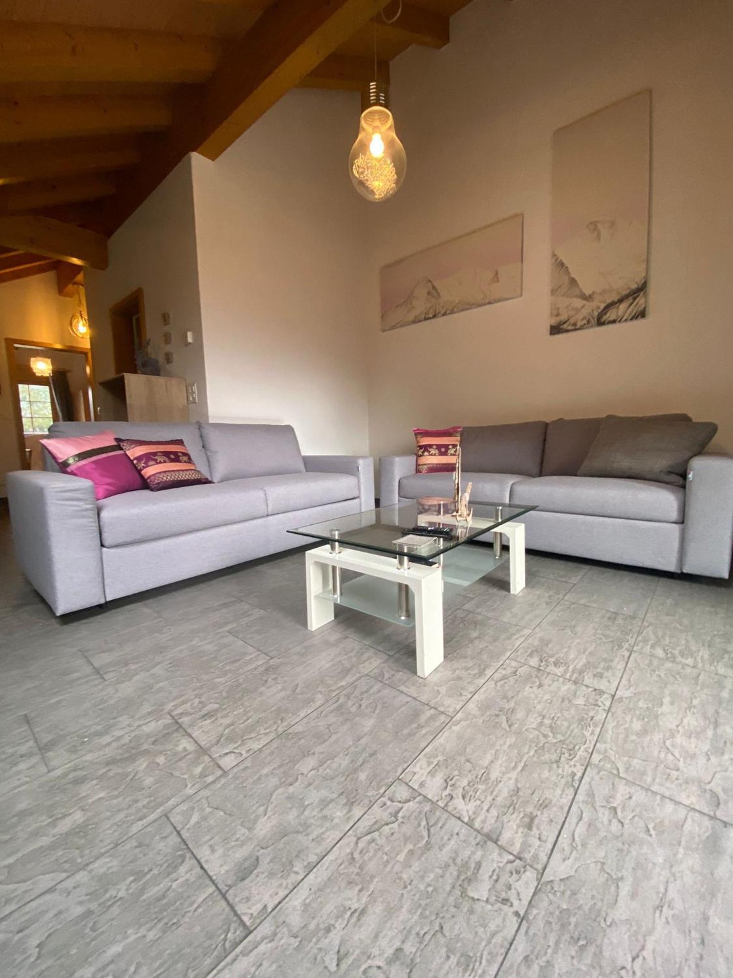 Ferienwohnung Charming Penthouse Lauterbrunnen Exterior foto